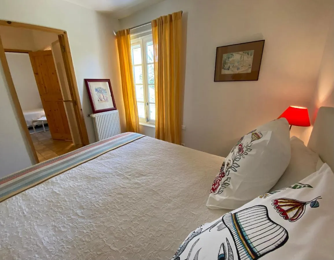 La Ferme De Gigognan Bed and Breakfast Avignon 2*,  Frankrig