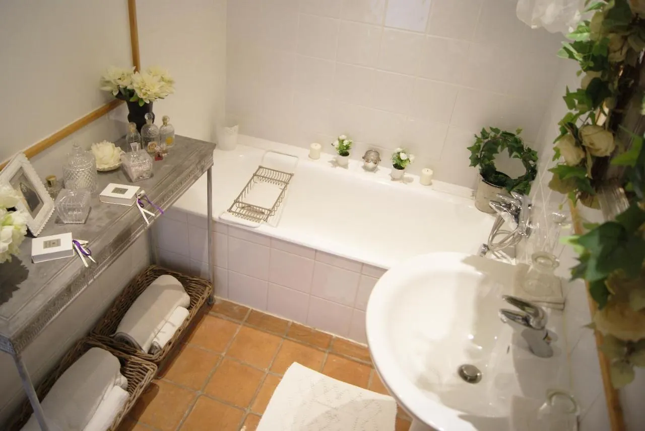 La Ferme De Gigognan Bed and Breakfast Avignon 2*,
